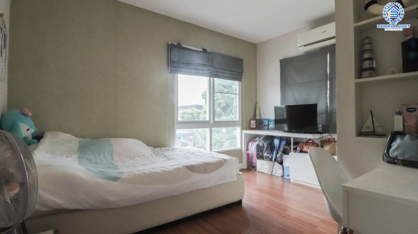 บ้านเดี่ยวมือสอง  ม.มัณฑนาเลค วัชรพล บ้านสวย จากแบรนด์ดัง * Land & House *  เนื้อที่ 50.30 ตร.ว. มาพร้อมฟังก์ชันจัดเต็ม 3 ห้องนอน 3 ห้องน้ำ บ้านสวยพร้อมเข้าอยู่ พร้อมแถมเครื่องปรับอากาศ 4 เครื่อง บนทำเลศักยภาพ เชื่อมต่อถนนหลายเส้นทาง ใกล้รถไฟฟ้า สถานี "สายหยุดและแยกคปอ"  และ ใกล้จุดขึ้นทางด่วน "รามอินทรา-อาจณรงค์"